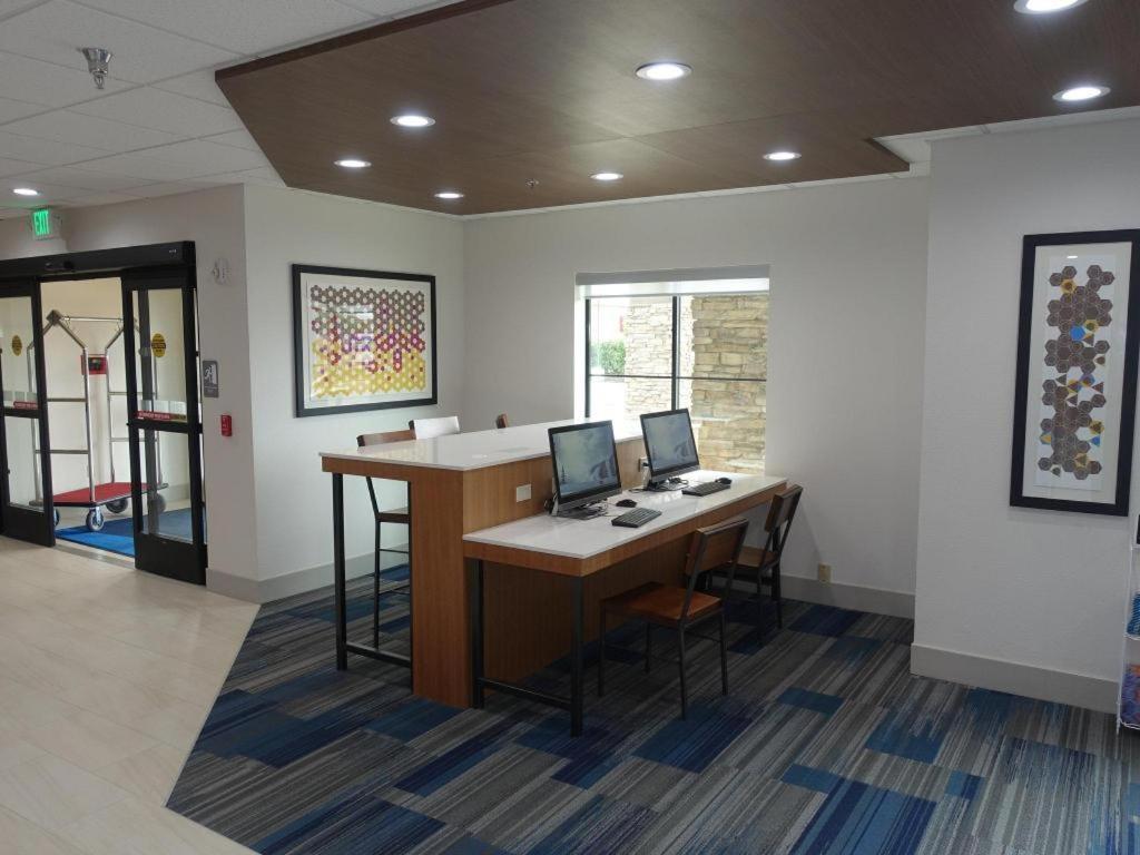 Holiday Inn Express & Suites Brentwood Luaran gambar