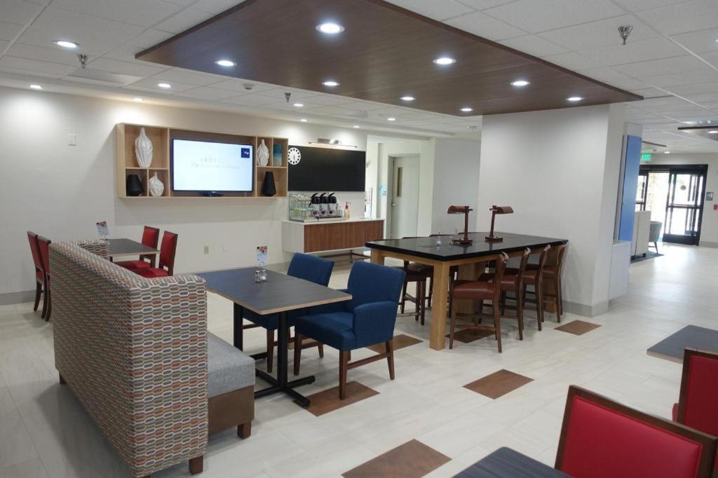 Holiday Inn Express & Suites Brentwood Luaran gambar